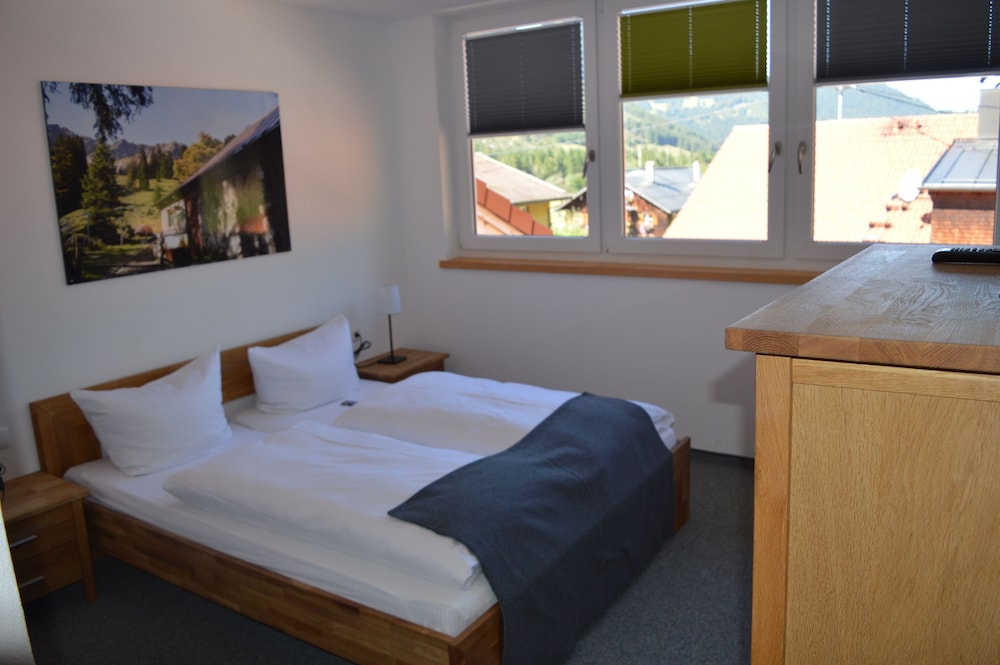 Classic Double Room, 1 Queen Bed, Non Smoking, Mountain View photo 3