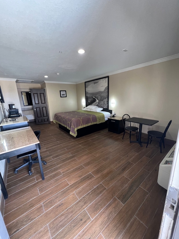 Standard Room, 1 King Bed, Smoking - Photo 2