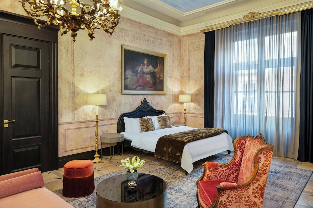Junior Suite, 1 King Bed - Photo 1