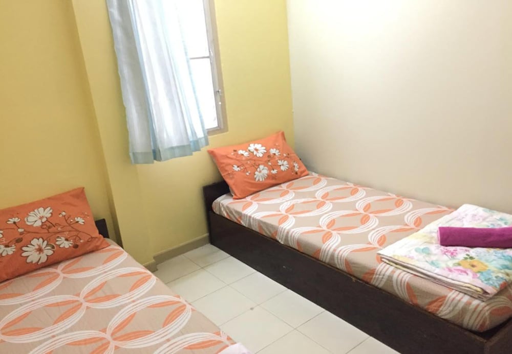 Standard Twin Room with Fan and Shared Bathroom photo 1