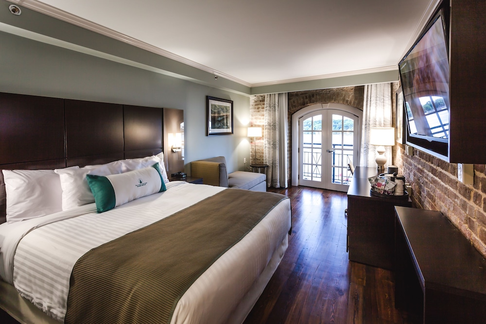 Room, 1 King Bed, Accessible, City View (Roll-In Shower)