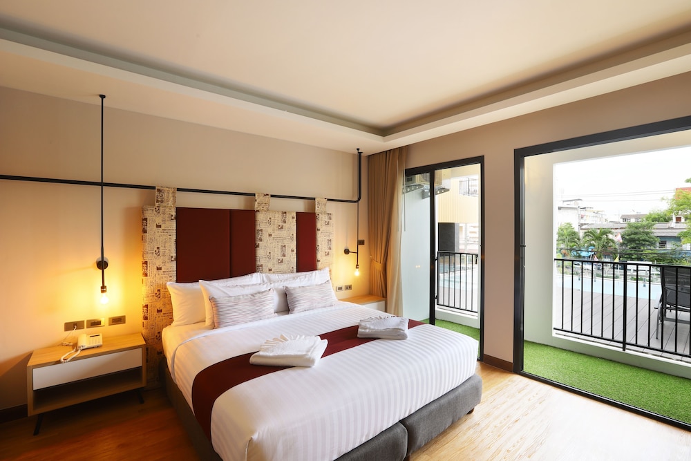 Deluxe Room, 1 King Bed, Poolside photo 1