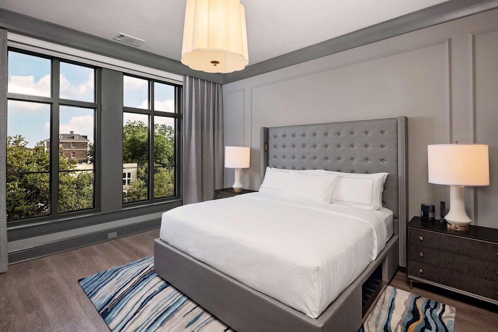 2 Bedroom, 1 King & 2 Queen Deluxe Suite, Accessible (Hearing)