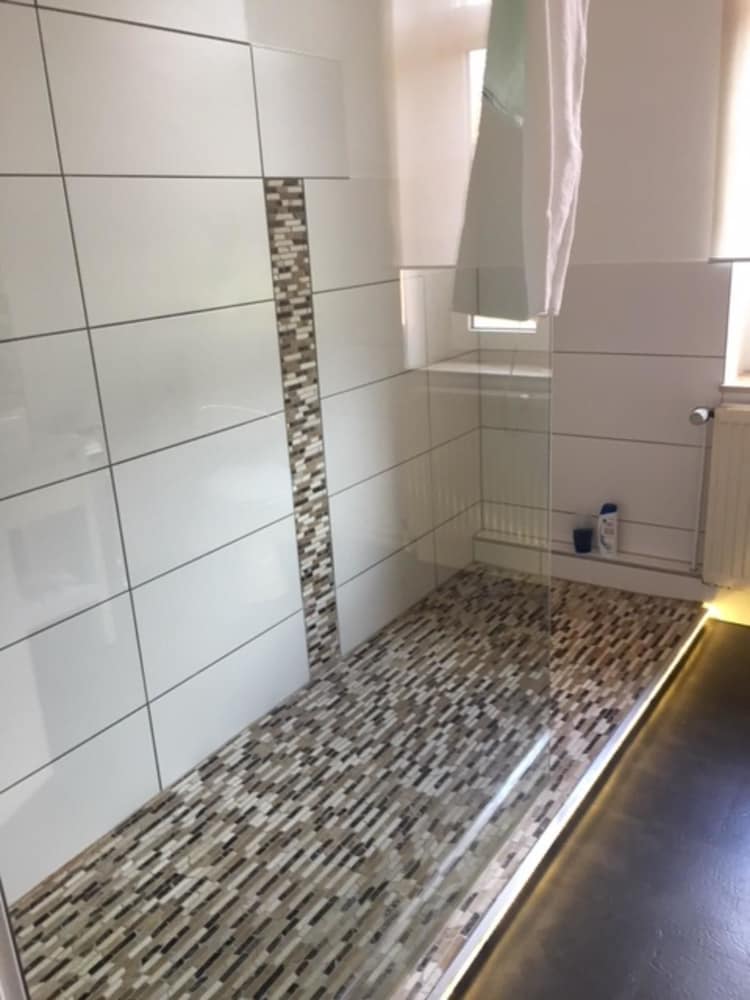 Suite, Ensuite photo 2