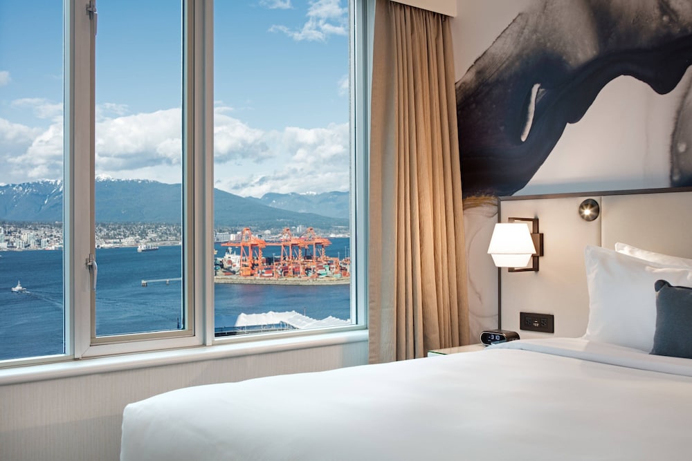 Suite, 1 King Bed with Sofa bed, Harbor View thumbnail 6