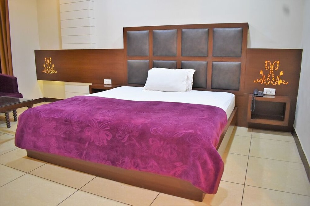 Deluxe Room, 1 King Bed, Corner photo 2