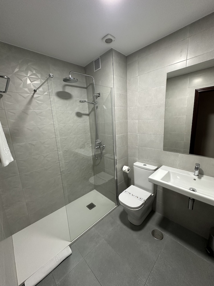 Standard Double Room Single Use - Photo 15