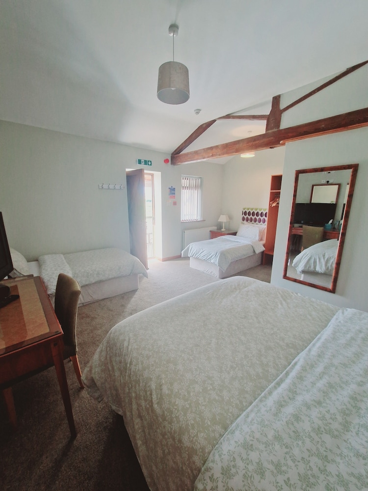 Basic Quadruple Room, Garden View photo 2