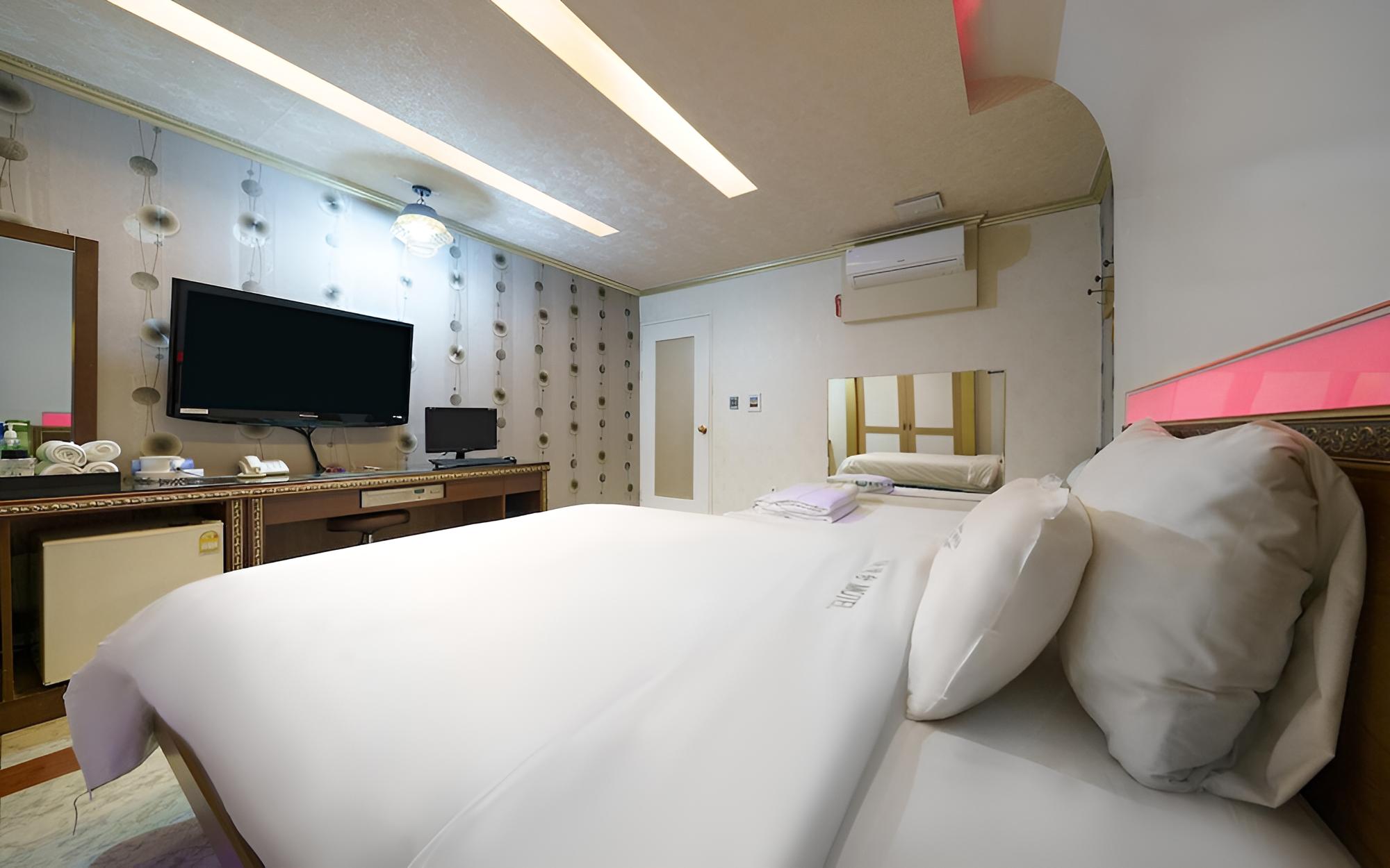 Room (Deluxe + Twin (double + single) (Netf) photo 2