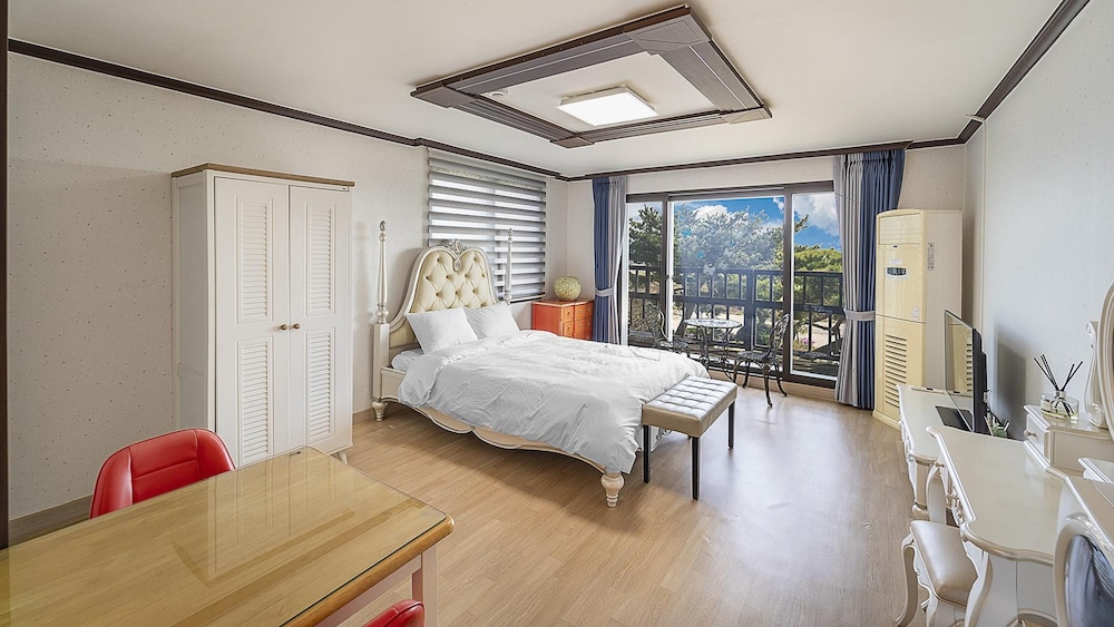 Basic Room, 1 Bedroom (Lightpink ( F2,ocean view ))