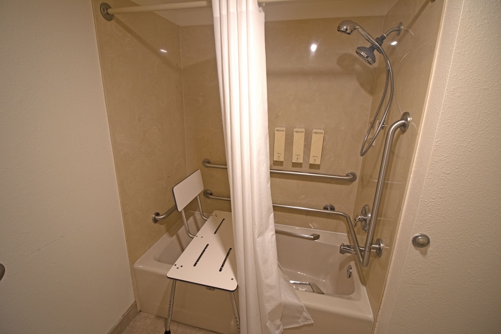 Standard Room, 2 Queen Beds, Non Smoking - Photo 4