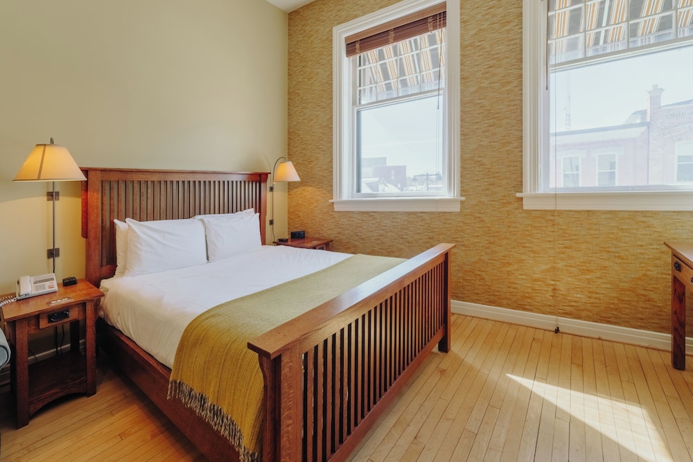 Deluxe Room, 1 King Bed with Sofa bed photo 2