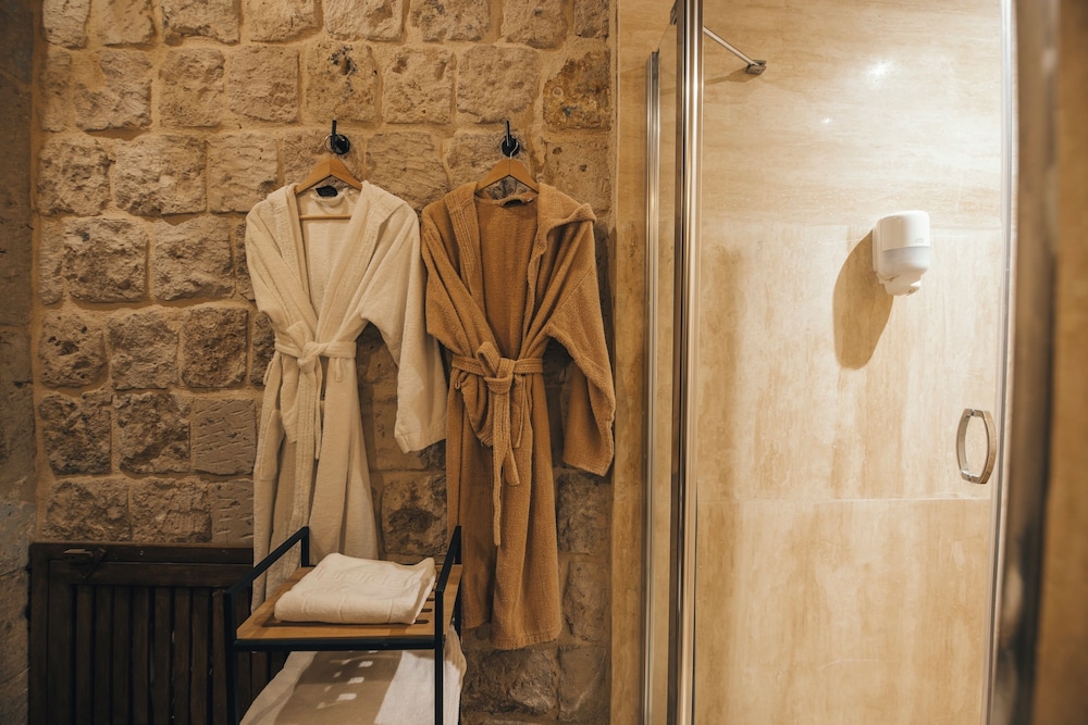 Executive Suite - Photo 10