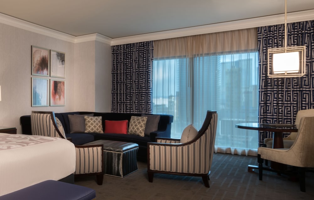 Augustus Premium Room, 1 King Bed, Non Smoking, Strip View - Photo 2
