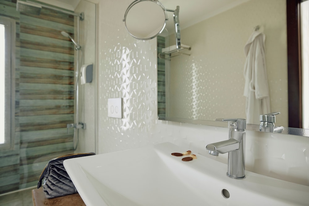 Lagoon Suite Room