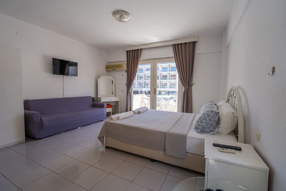 Standard Double Room, 1 Bedroom, Partial Sea View