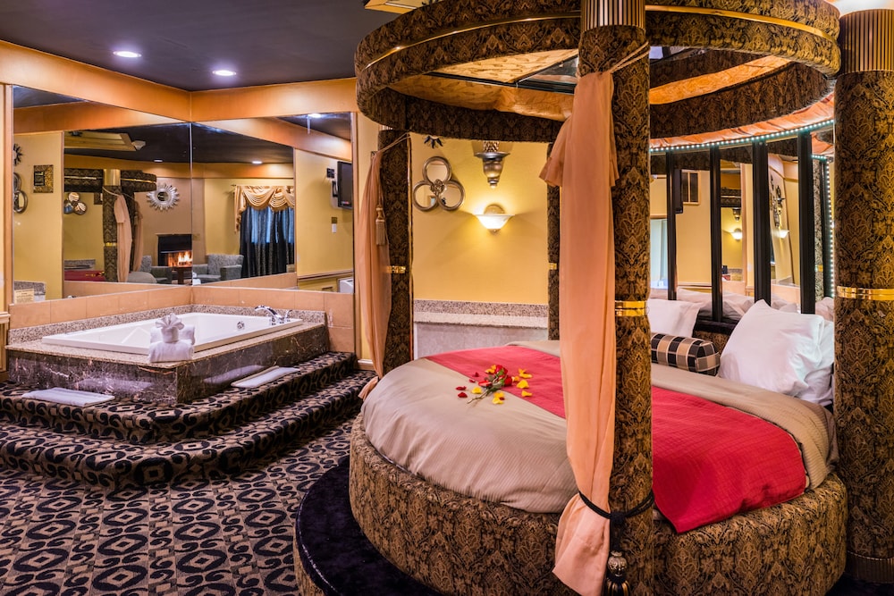 Black & Gold Theme Suite with Round Bed, Jetted tub & Fireplace photo 3