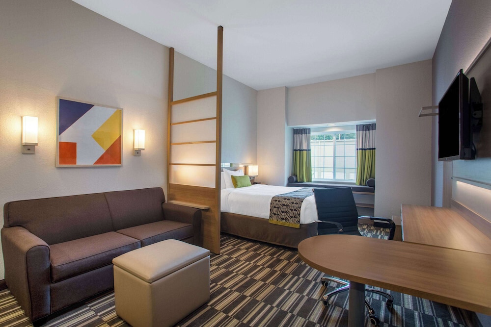 Suite, 1 Queen Bed, Non Smoking - Photo 2