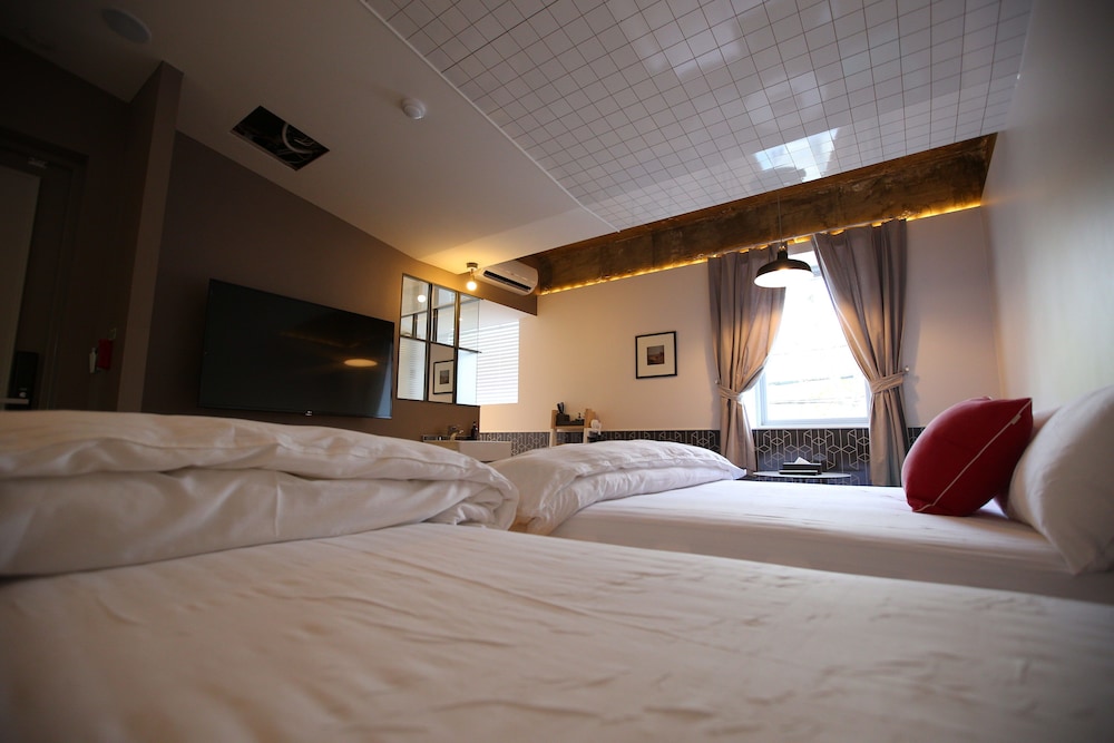 Twin Room - Spa Tub photo 3