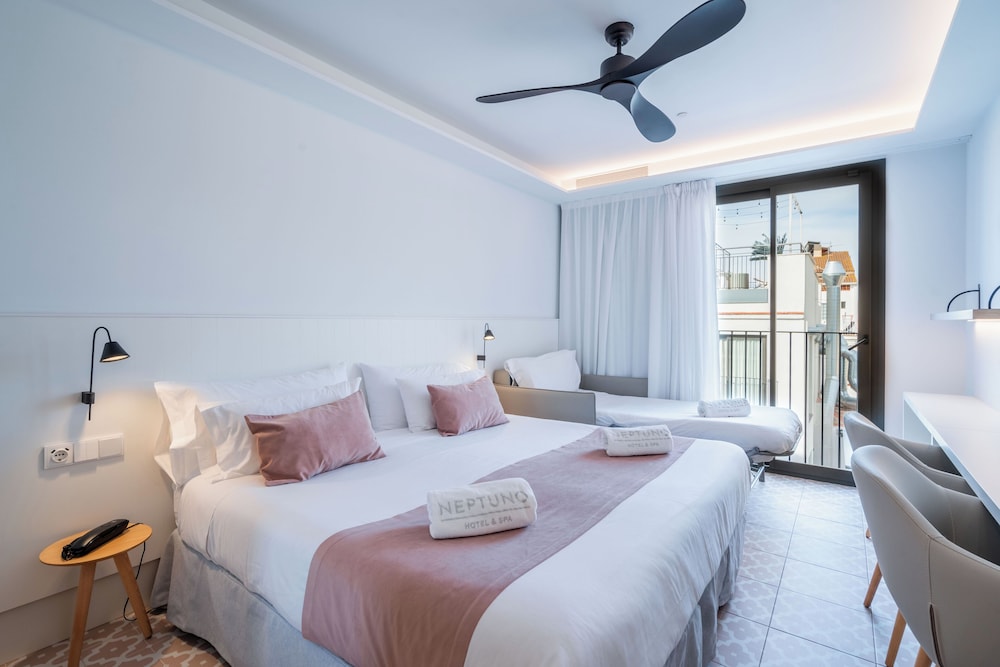 Habitación Superior, Balcón (2 Adultos y 1 Niño)
