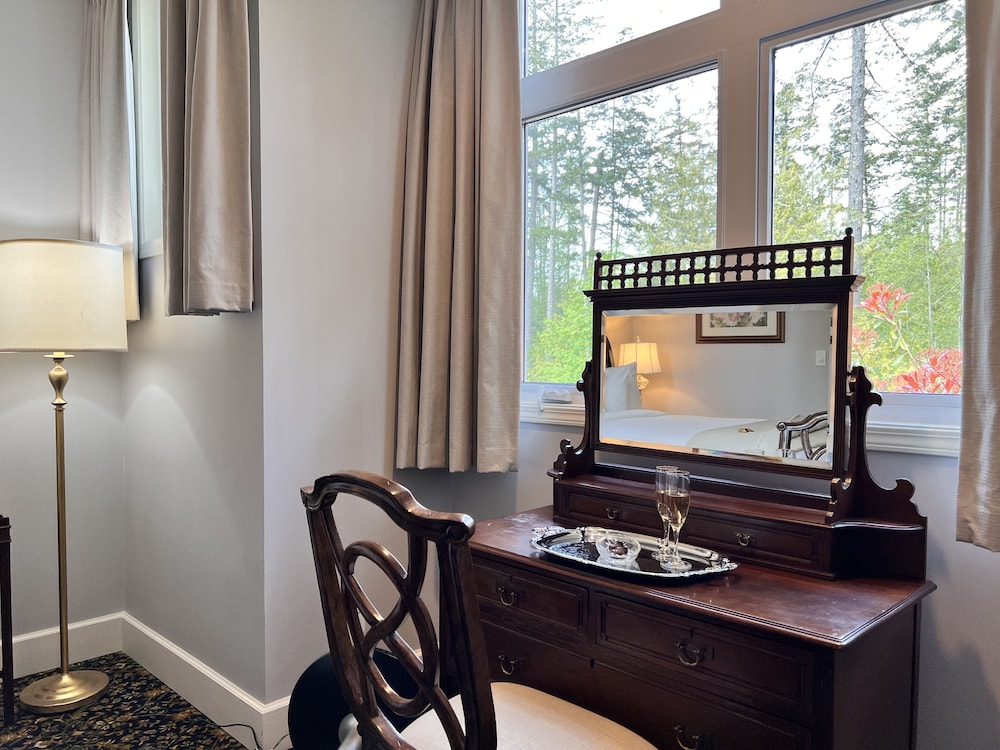 Traditional Queen Room upstairs photo 2
