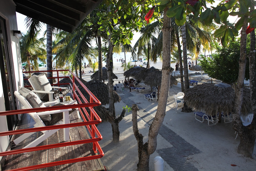 Deluxe Beachside Room photo 2