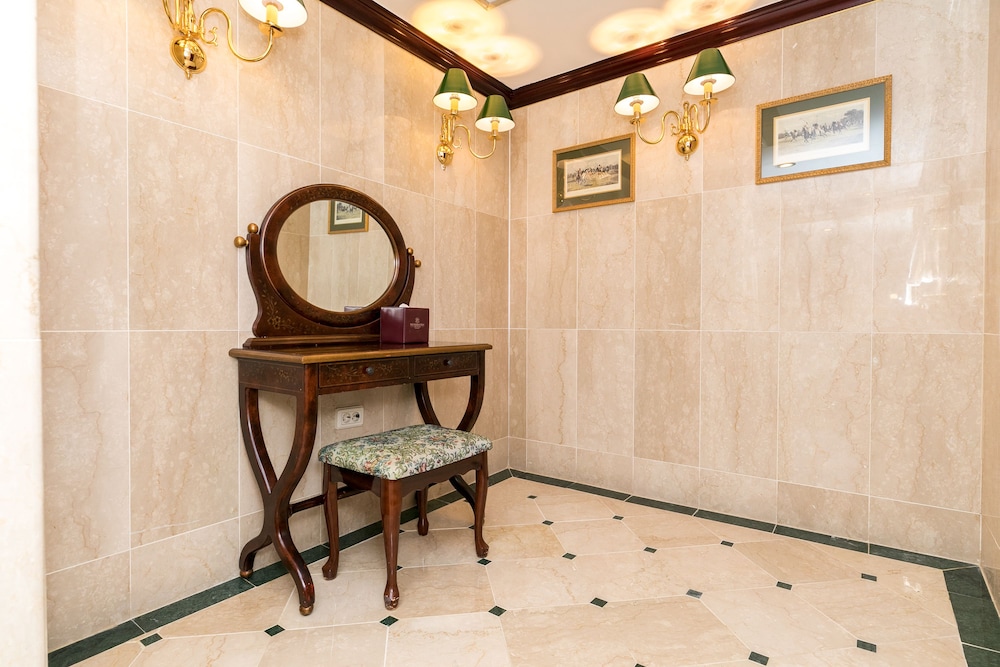 Suite (Randomly assigned Room) photo 3