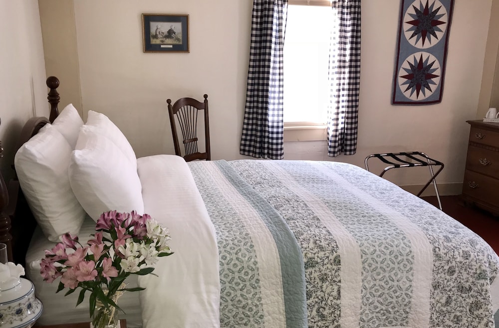 Room 4 - One Queen Bed with Private Bath