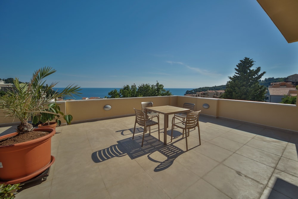 Apartment, 2 Bedrooms, Balcony, Sea View photo 1