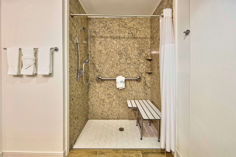 Room, 2 Double Beds (Mobility, Roll-in Shower) - Photo 2