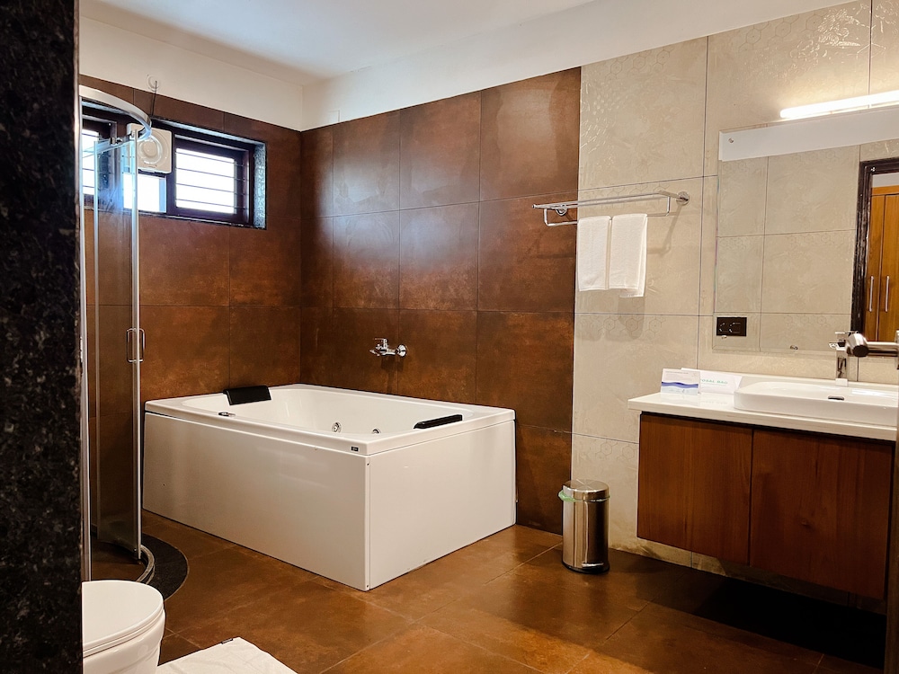Honeymoon Cottage with Jacuzzi - Photo 21
