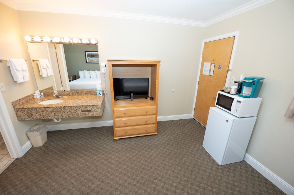 Comfort Room, 2 Queen Beds, Refrigerator & Microwave, Mountain View photo 3