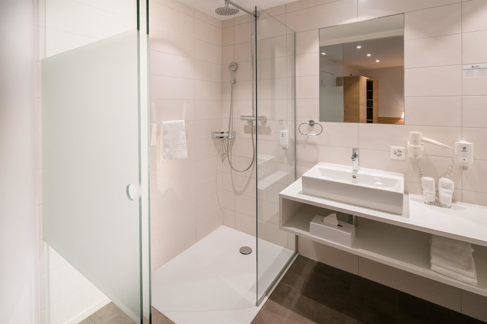 Deluxe Room, 1 Double Bed, Balcony, Lake View - Photo 13