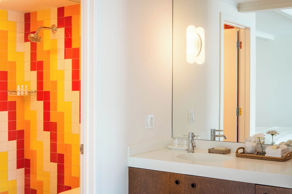 Suite, 1 King Bed, Private Bathroom, Bay View photo 3