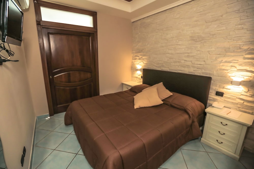 Standard Double Room, Accessible - Photo 3