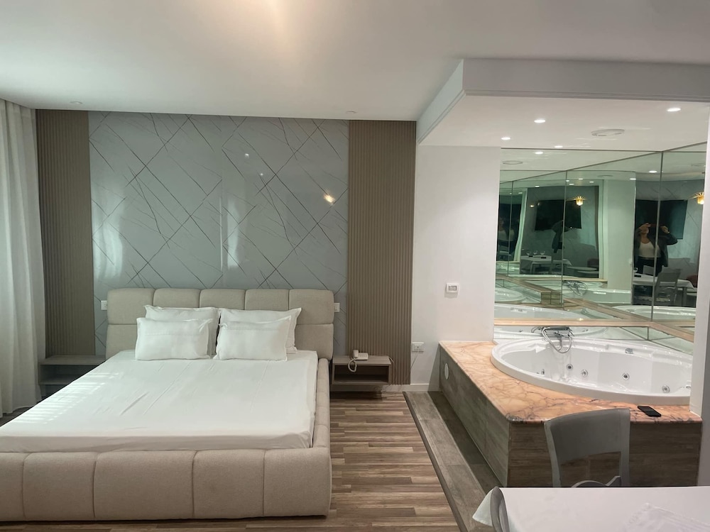Deluxe Suite photo 2