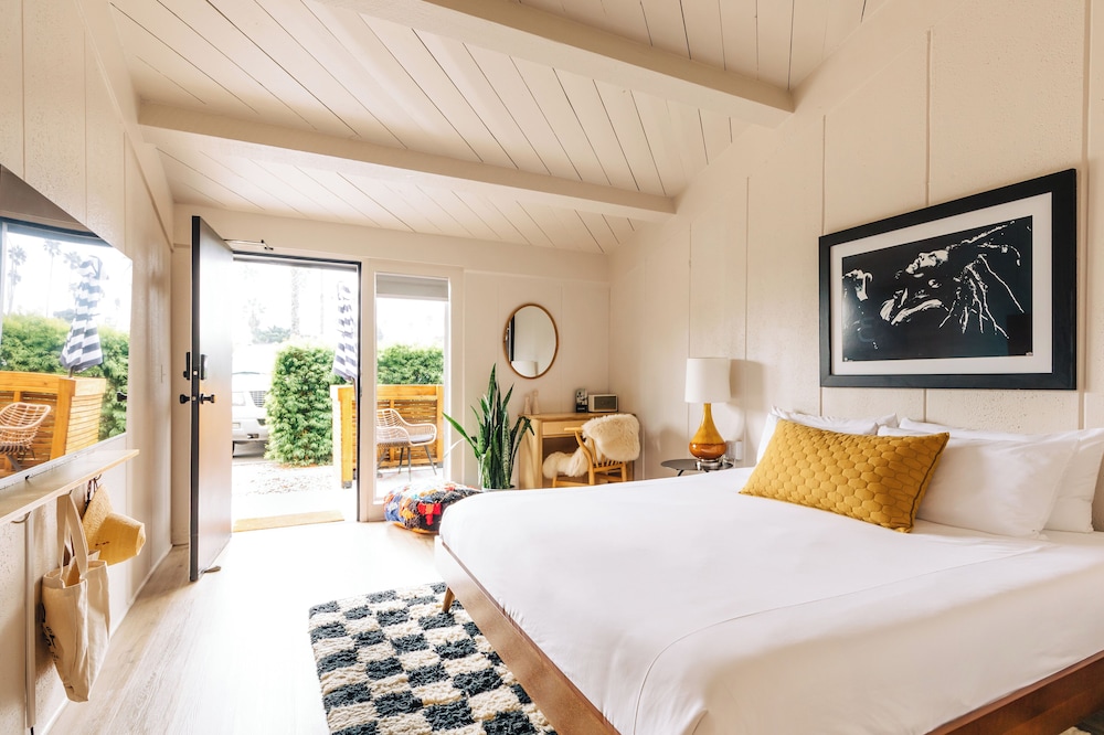 Deluxe Room, 1 King Bed, Patio