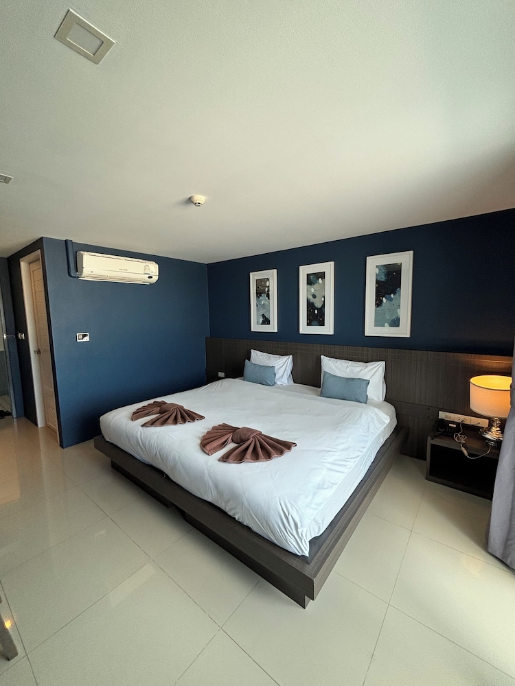 Deluxe Double Room, 1 King Bed, Non Smoking, City View