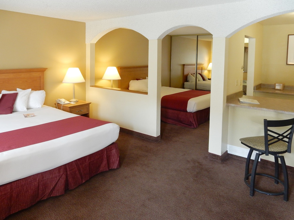 Standard Room, 2 Queen Beds, Non Smoking, Pool View - Photo 5