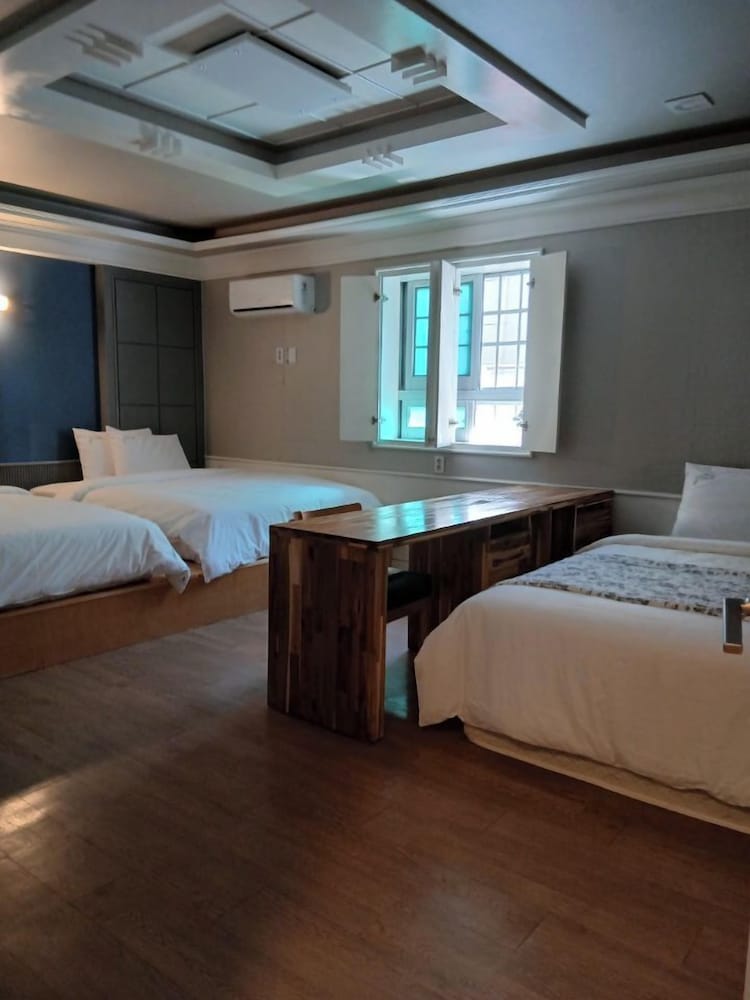 Family Room (8 to 13 people with 2 rooms)
