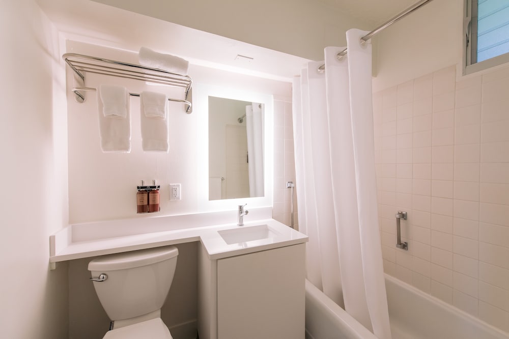 Room, 2 Double Beds, Balcony, Bay View - Photo 9