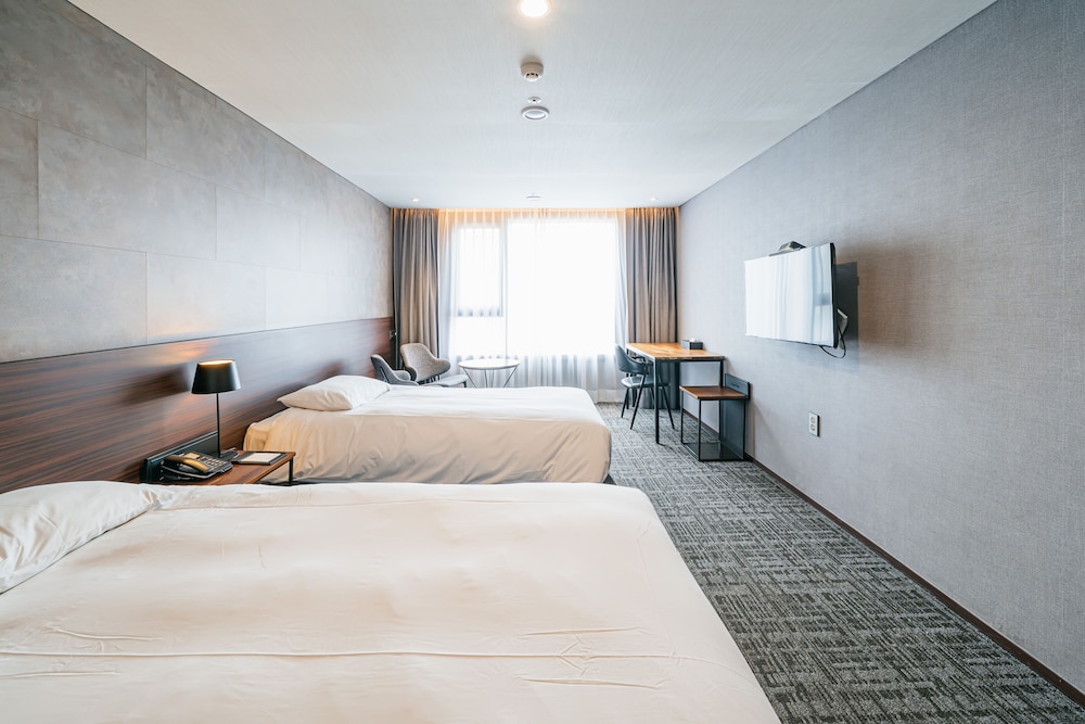 Deluxe Twin Room (For 2 people / No View)