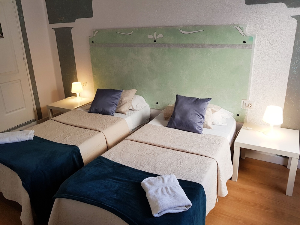 Basic Double or Twin Room - Photo 6