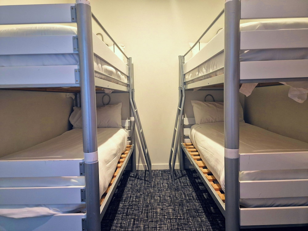 Family Room, Multiple Beds (City Urban) thumbnail 5