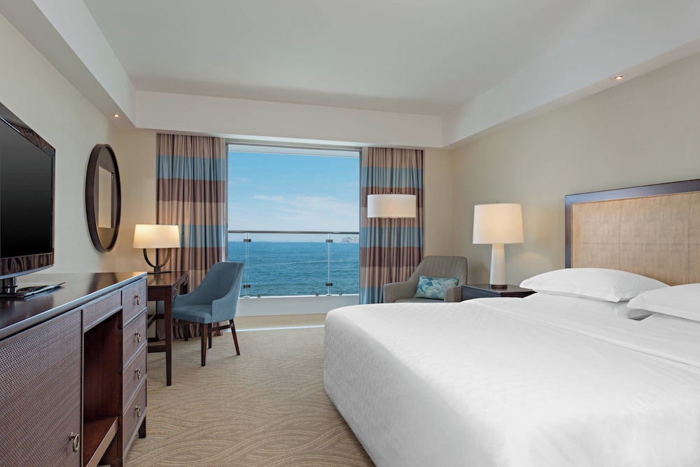 Deluxe Room, 1 King Bed, Balcony (Oceanfront) - Photo 1