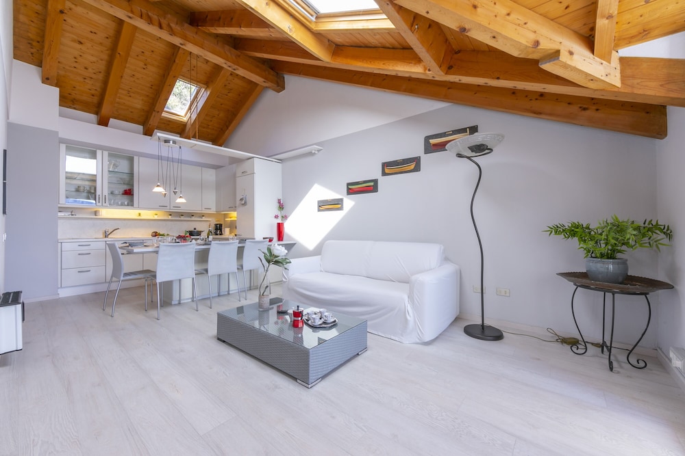 Family Apartment, 1 Bedroom, Lakeside (Blu Lake apartment on Ghiffa Beach) photo 3