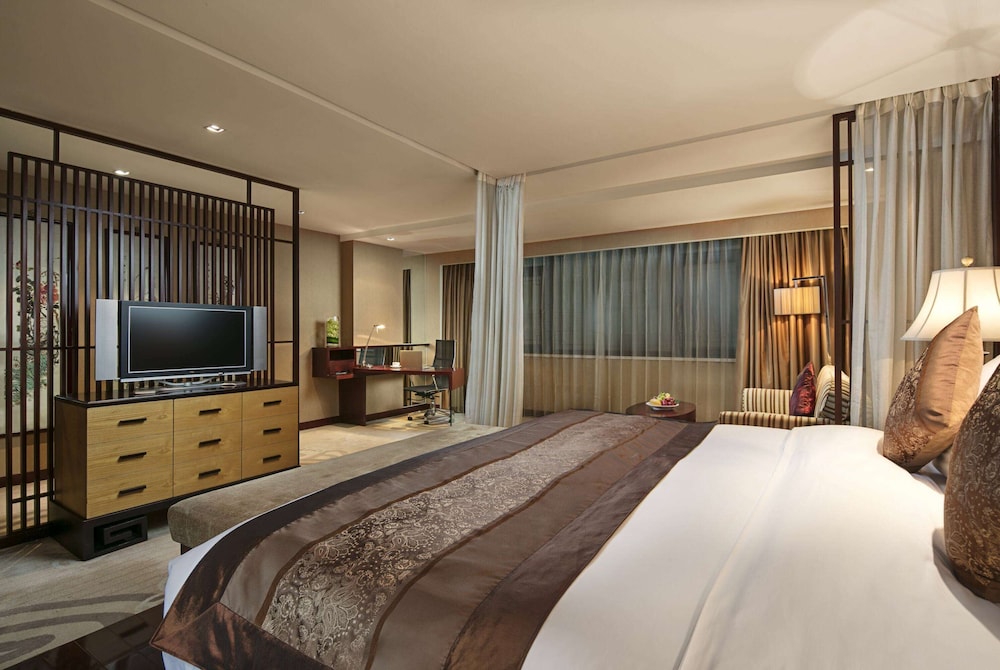 Premier Room, 1 King Bed, Smoking (Continental)