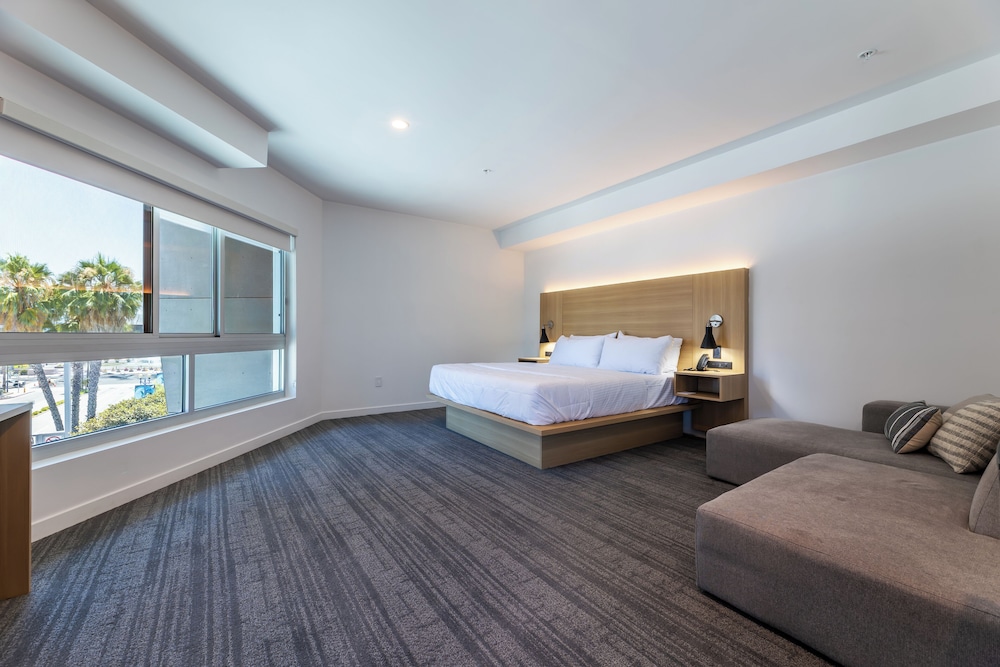 Deluxe Room, 1 King Bed, Non Smoking, Balcony - Photo 2
