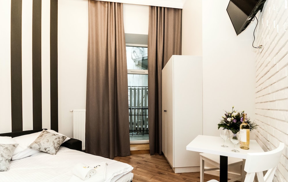 Comfort Studio Suite, 1 Bedroom, Kitchenette (Black & White) photo 3