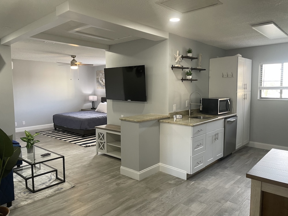 Superior Studio Suite, 1 King Bed with Sofa bed photo 1